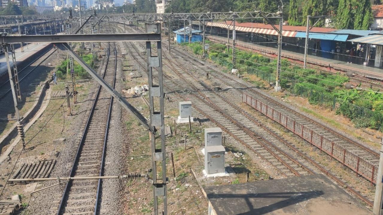 Harbour line was restored by 7pm. The work on seventh line and yard are in progress and will be completed before the scheduled plan. Pic/ Sameer Markande