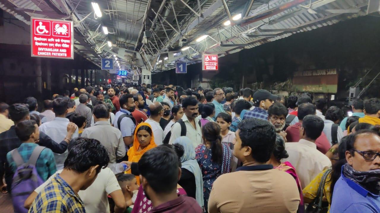 Heavy rush was witnessed in Dadar as commuters were seen waiting for trains. Pic/ Sameer Markande