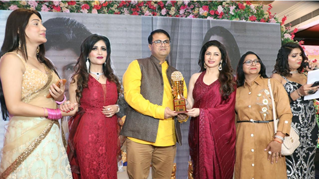 Dr. Hemant Barua awarded the Best Astrologer in India award at the Star Achievers Awards ceremony : Ft Movie Star Bhagyashree Presented the Award