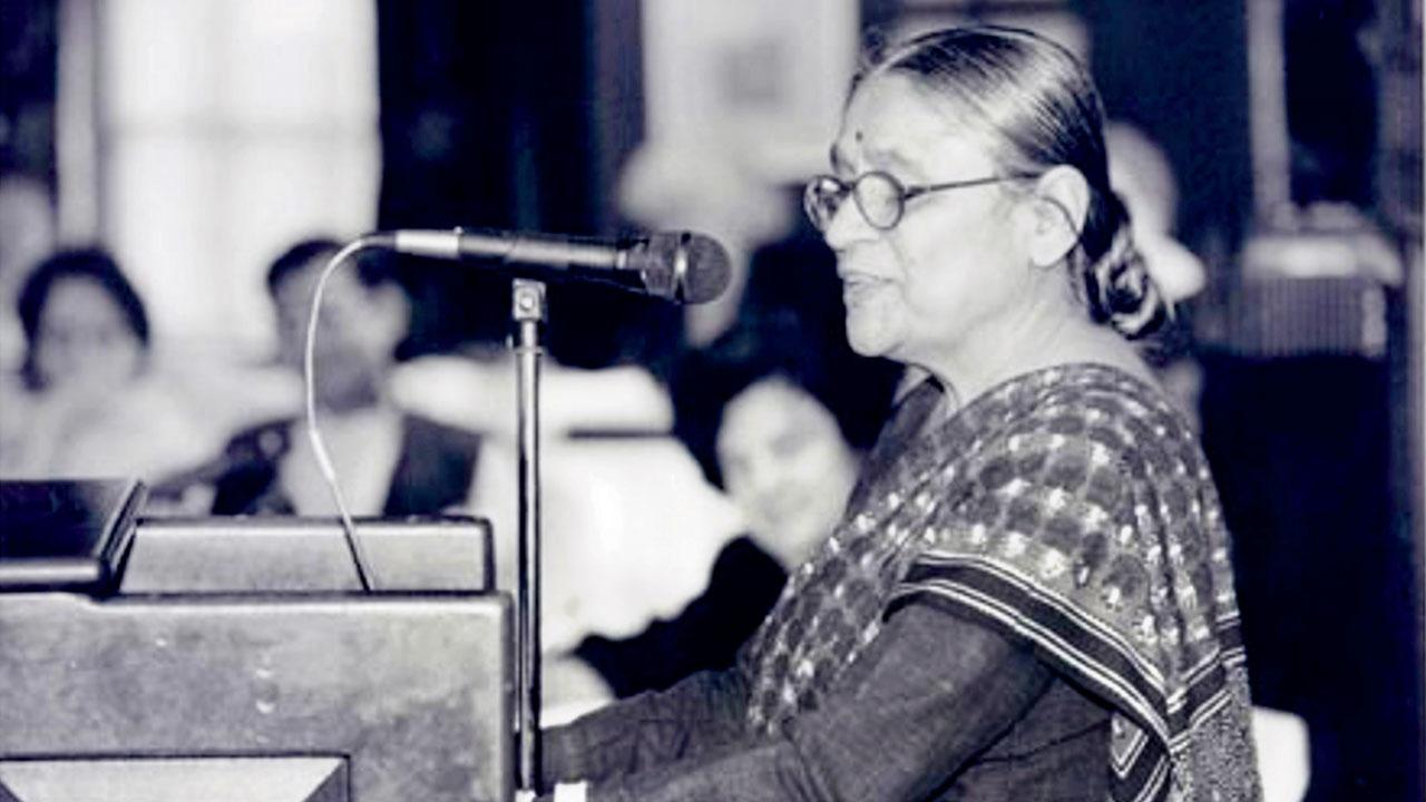 Ela Bhatt speaking at Harvard University in 2000