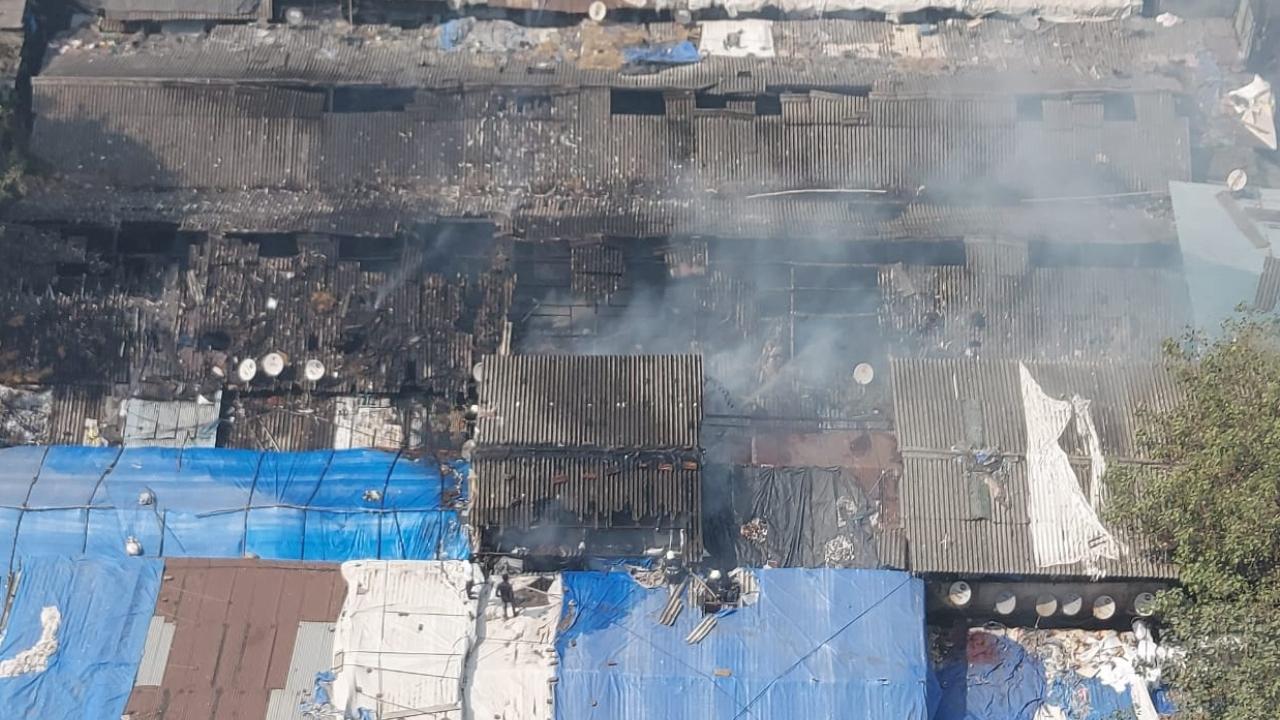 The blaze erupted around 11.30 am in the slum located on K K Marg in Byculla area. Pic/Shadab Khan