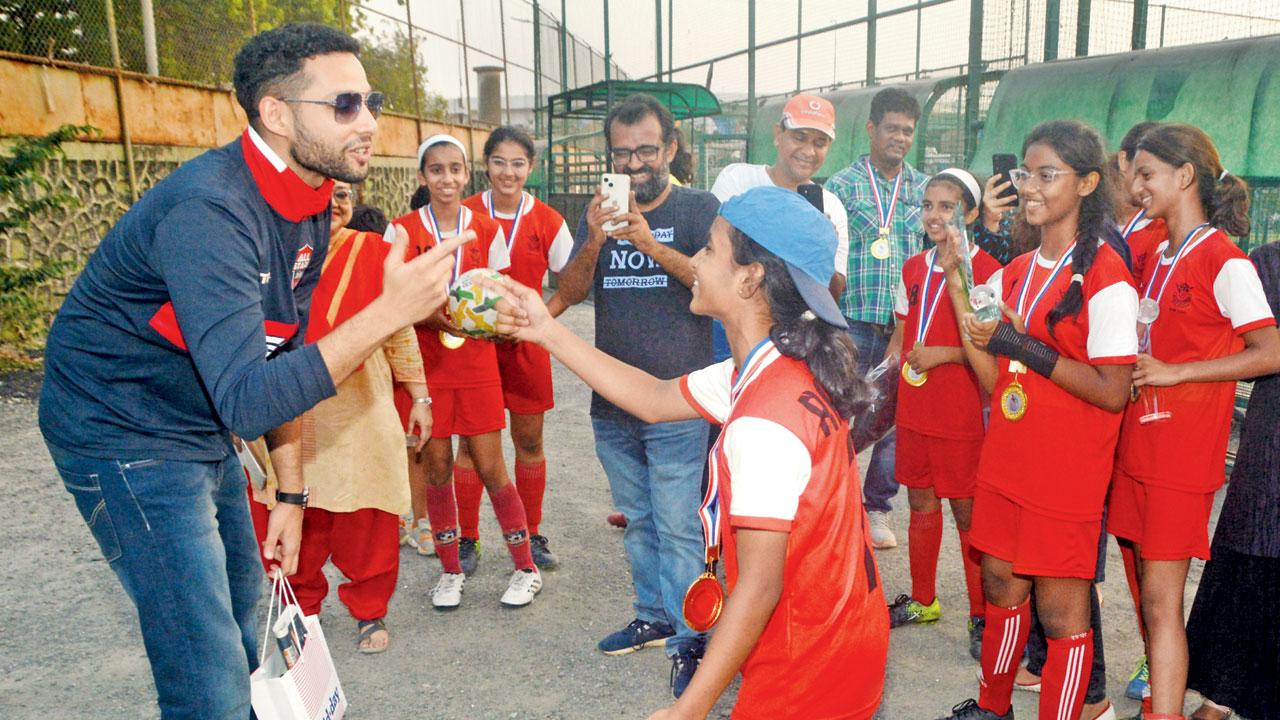 Bollywood actor Siddhant Chaturvedi, who played the role of a rapper, MC Sher in the film Gully Boy, raps with Radhika Vyas after AVM Juhu emerged mid-day’s Ranis of Rink champions on Friday