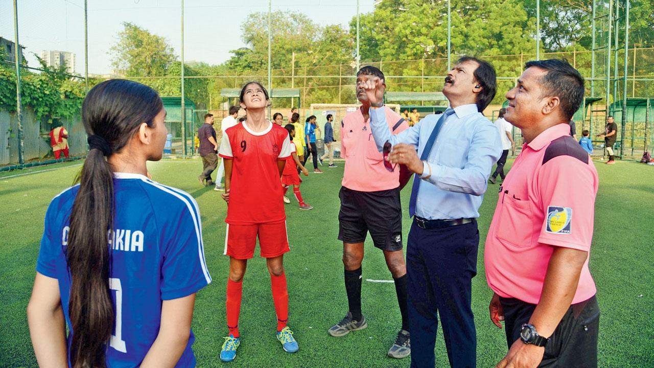 Guest of honour Dhanraj Pillay (2nd from right) during the toss ahead of the final between AVM Juhu and Dhirubhai Ambani International