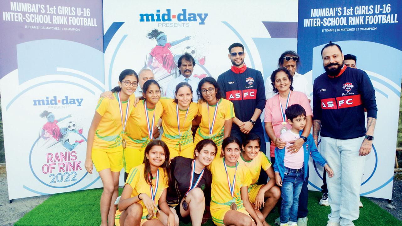 Bronze medal-winning Bombay International School players with guest of honours  Dhanraj Pillay (4th from left) and actor Siddhant Chaturvedi (4th from right), Bimal Ghosh and Bollywood producer and founder of All Stars Football Club, Bunty Walia (extreme right)