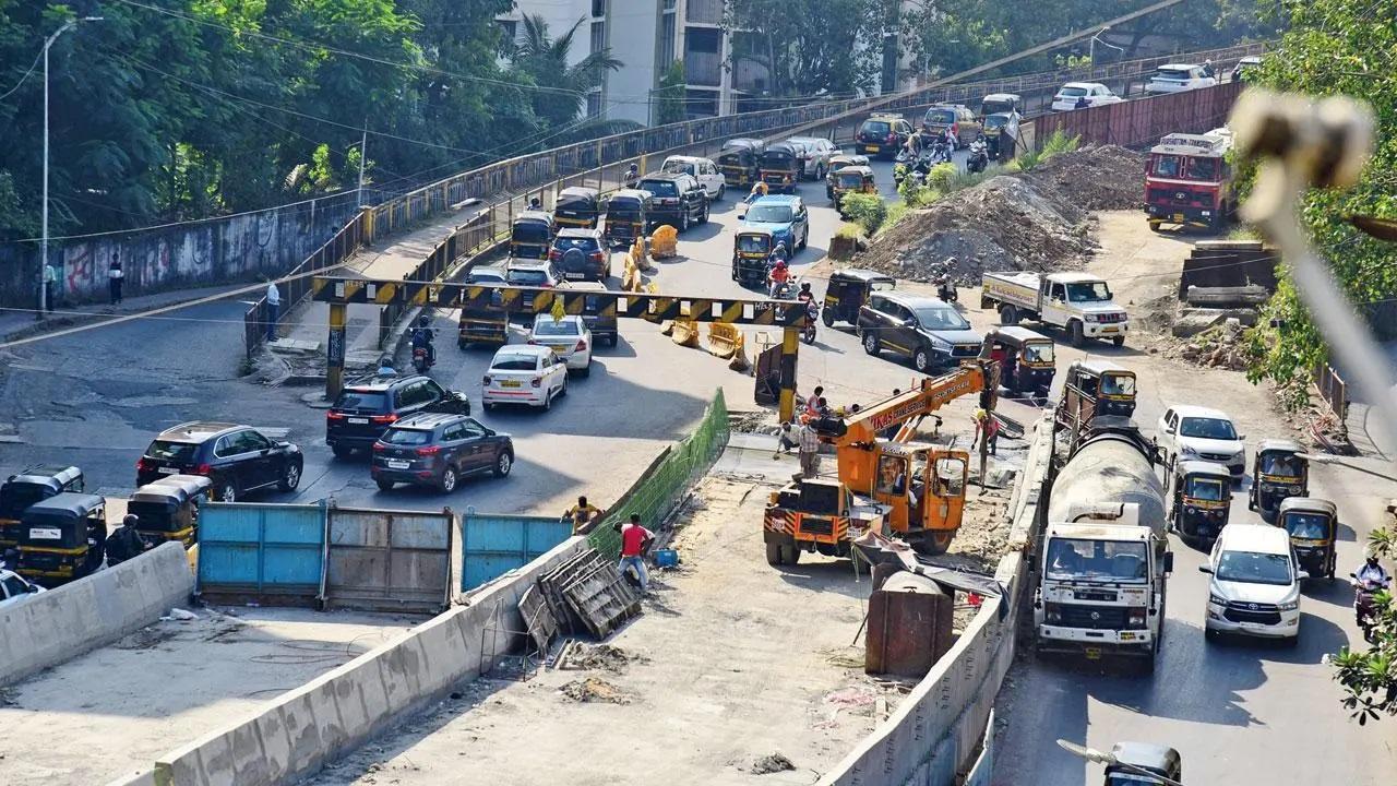 The ready flyover from the Western Express Highway side landing at the soon-to-be-demolished Gokhale Bridge. Pic/Nimesh Dave