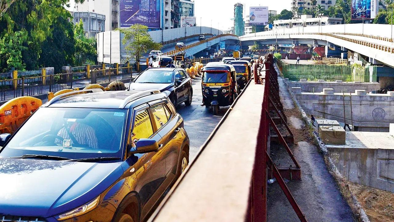 The Brihanmumbai Municipal Corporation has asked police to immediately shut Gokhale Bridge, an east-west road connector over Western Railway tracks in Andheri, for vehicular traffic, a senior official told PTI Thursday (Pic/Nimesh Dave)