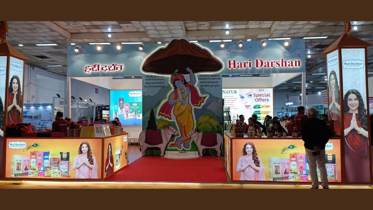 Hari Darshan Entices Visitors with Lord Krishna and Govardhan Parvat-Inspired Stall