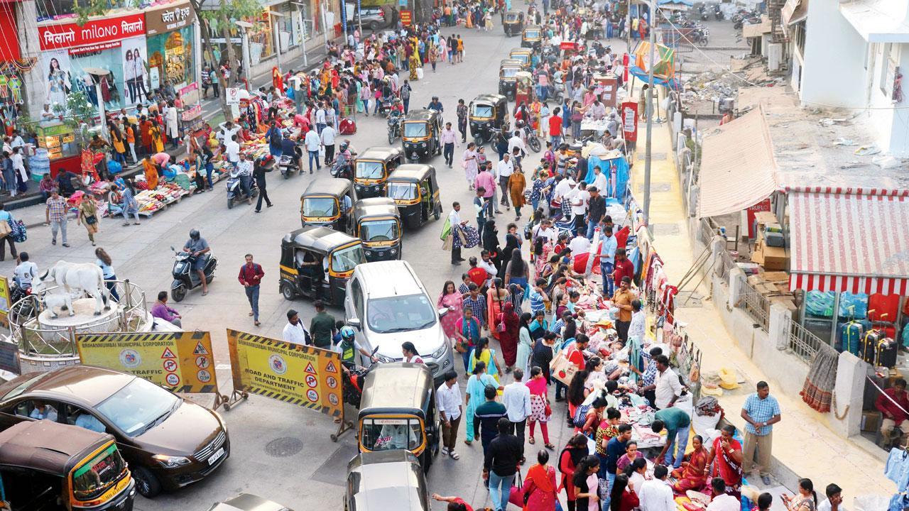 Mumbai: Illegal hawkers thriving on BMC-police-goon nexus, say activists and hawker unions
