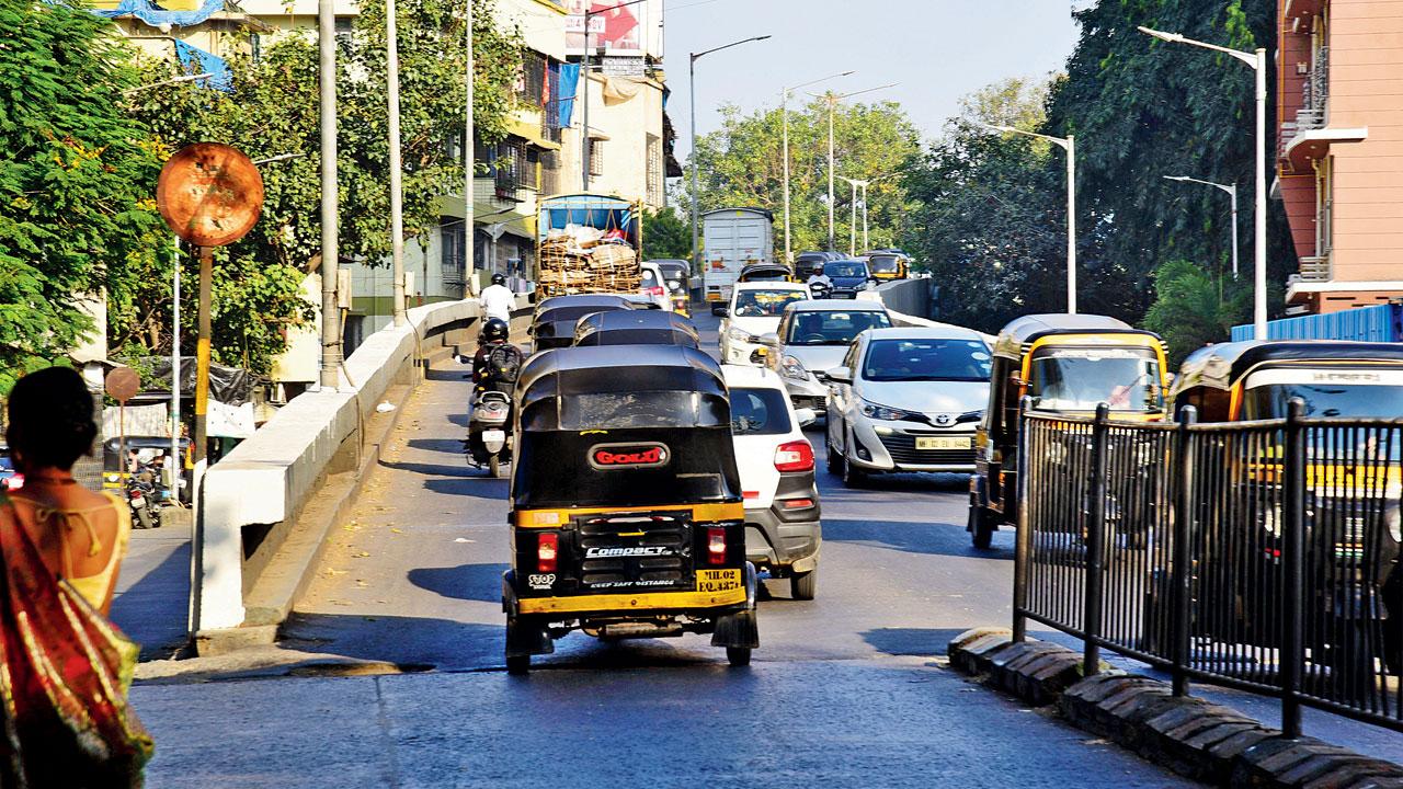Captain Vinayak Gore Flyover at Vile Parle is the second option, but it is narrow and heavy vehicles are prohibited. Pic/Nimesh Dave
