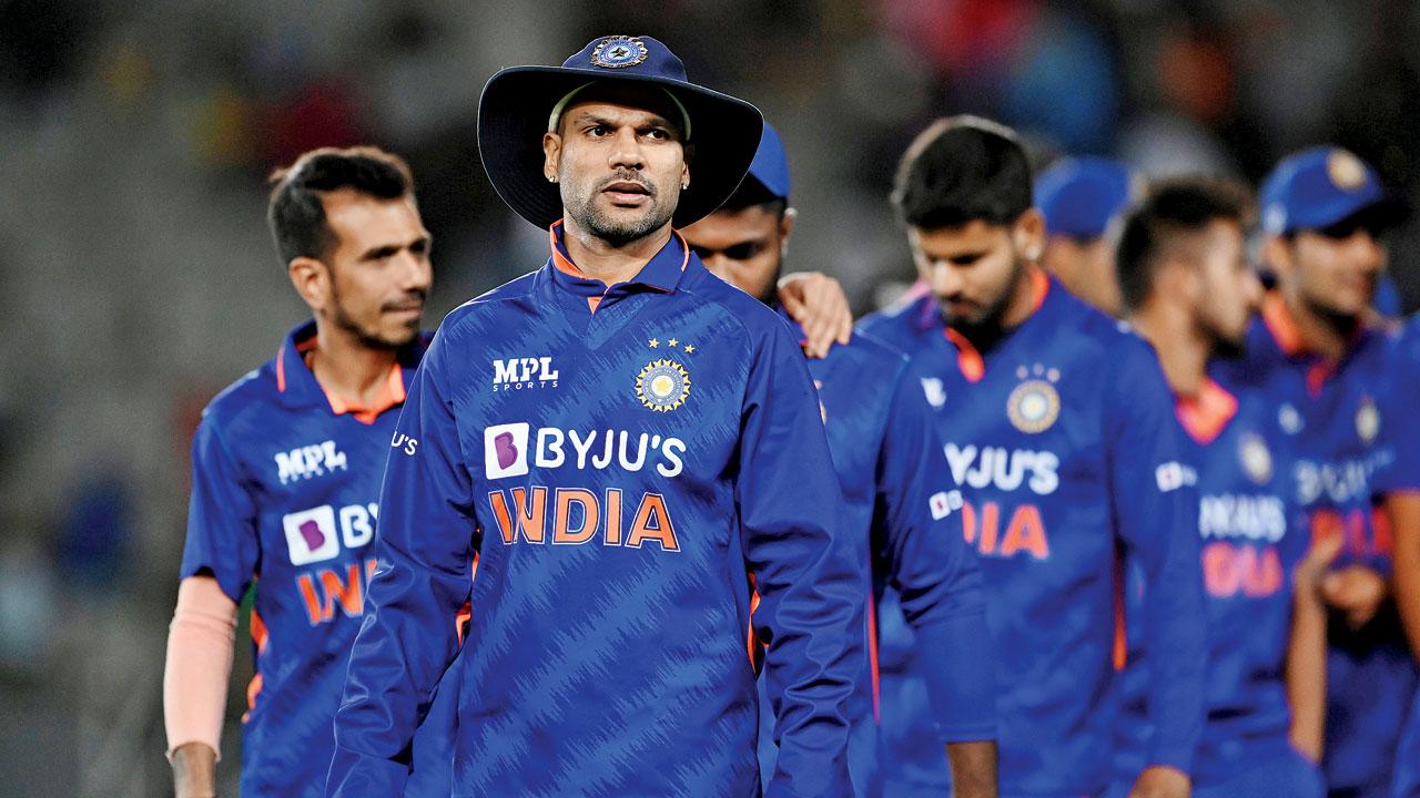 Stand-in skipper Shikhar Dhawan (centre) and other India players wear a dejected look after the defeat to New Zealand at Auckland yesterday