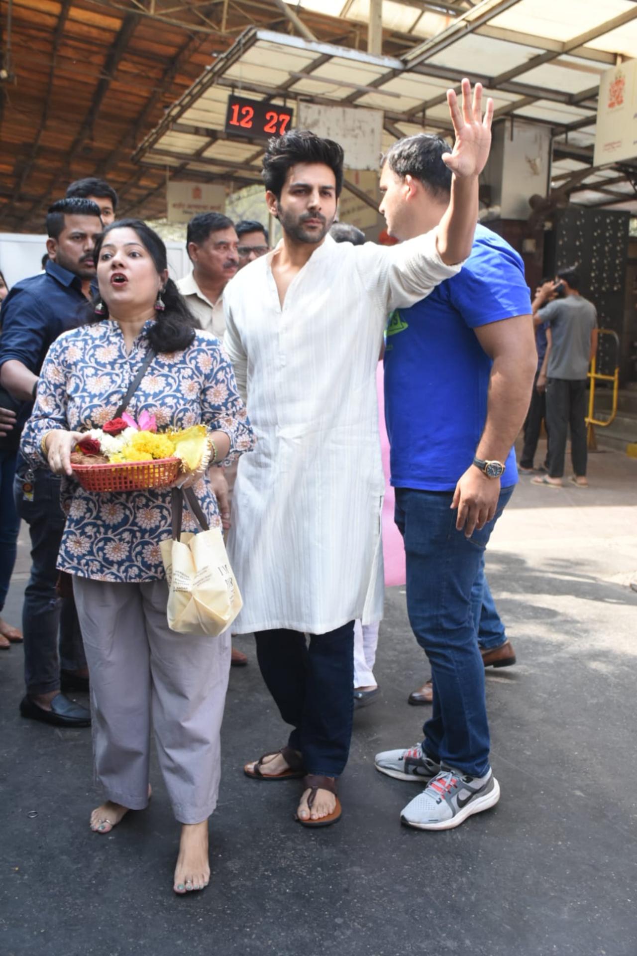During the day, he visited Siddhivinayak to seek blessings. He was spotted in a simple white kurta