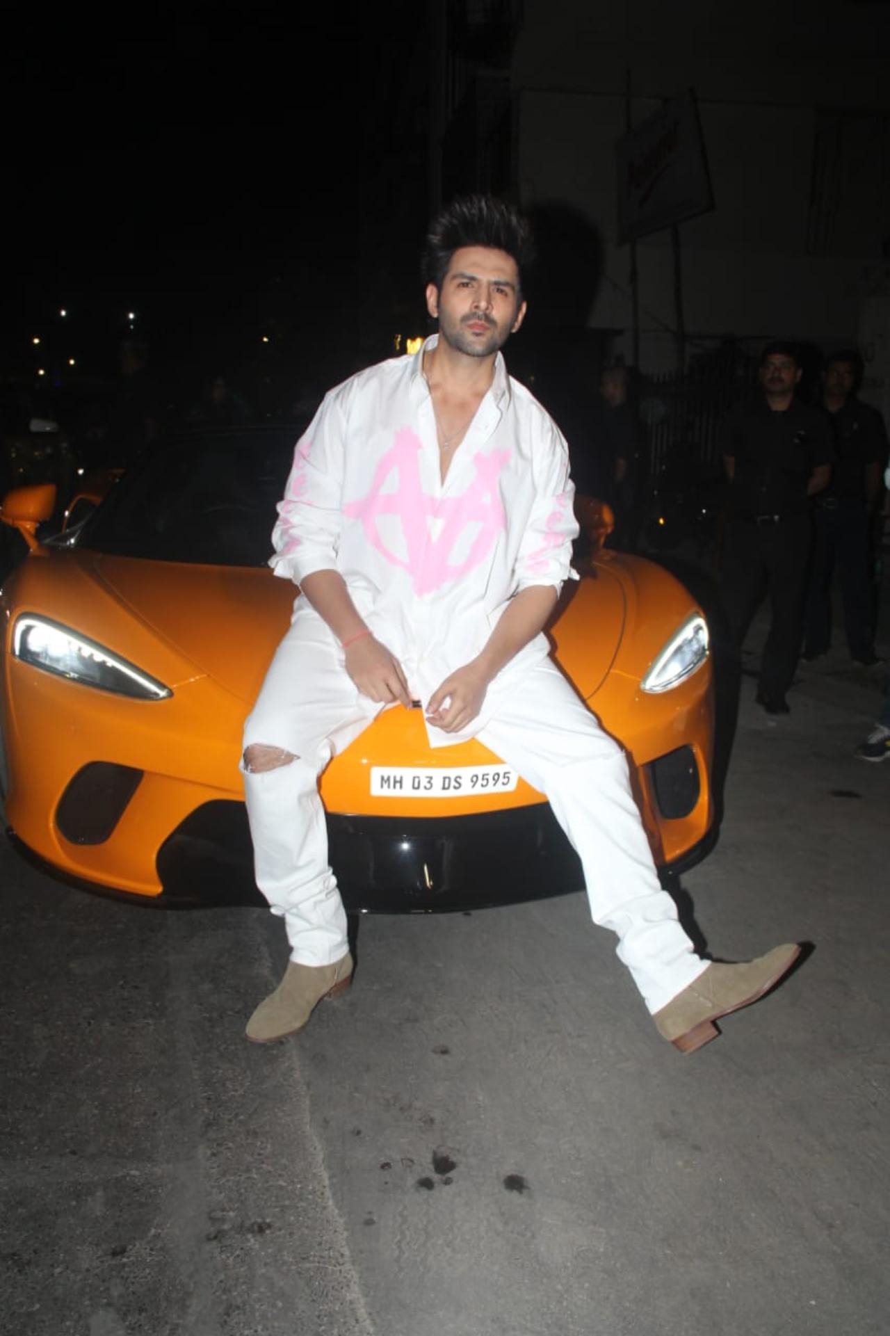 Kartik Aaryan went for a black-and-white theme for his birthday. The superstar arrived in his luxury car for the party dressed in an all-white outfit. On his birthday, the actor also treated fans with the teaser of his upcoming film Shehzada