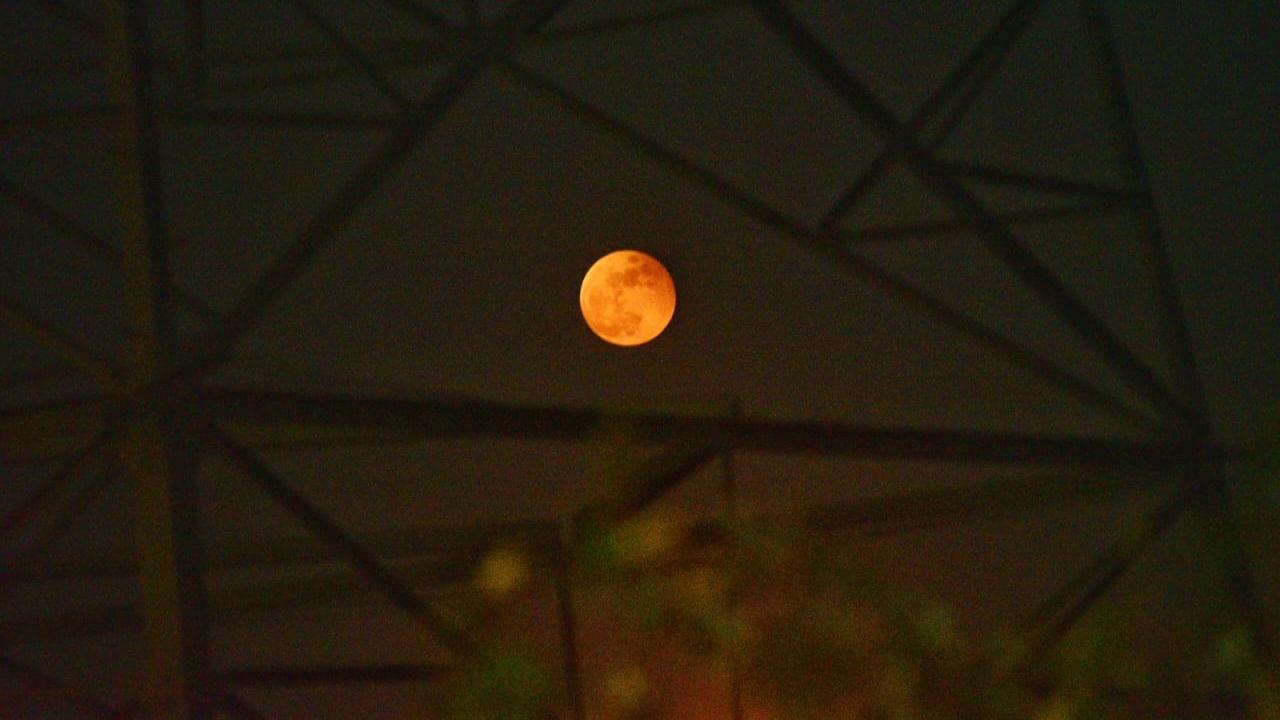 Lunar Eclipse was witnessed in Mumbai on Tuesday. Pic/ Pradeep Dhivar