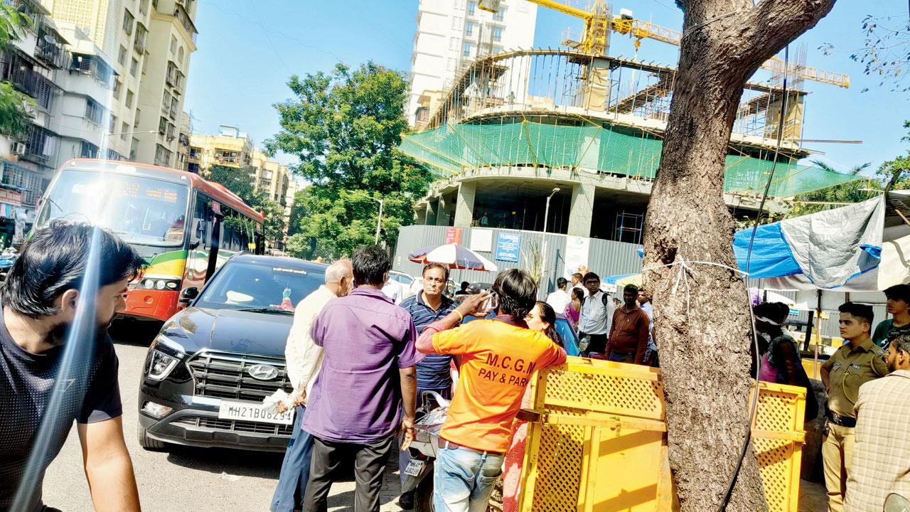 A woman cop named Mane was present at the spot but did nothing to help the elderly couple