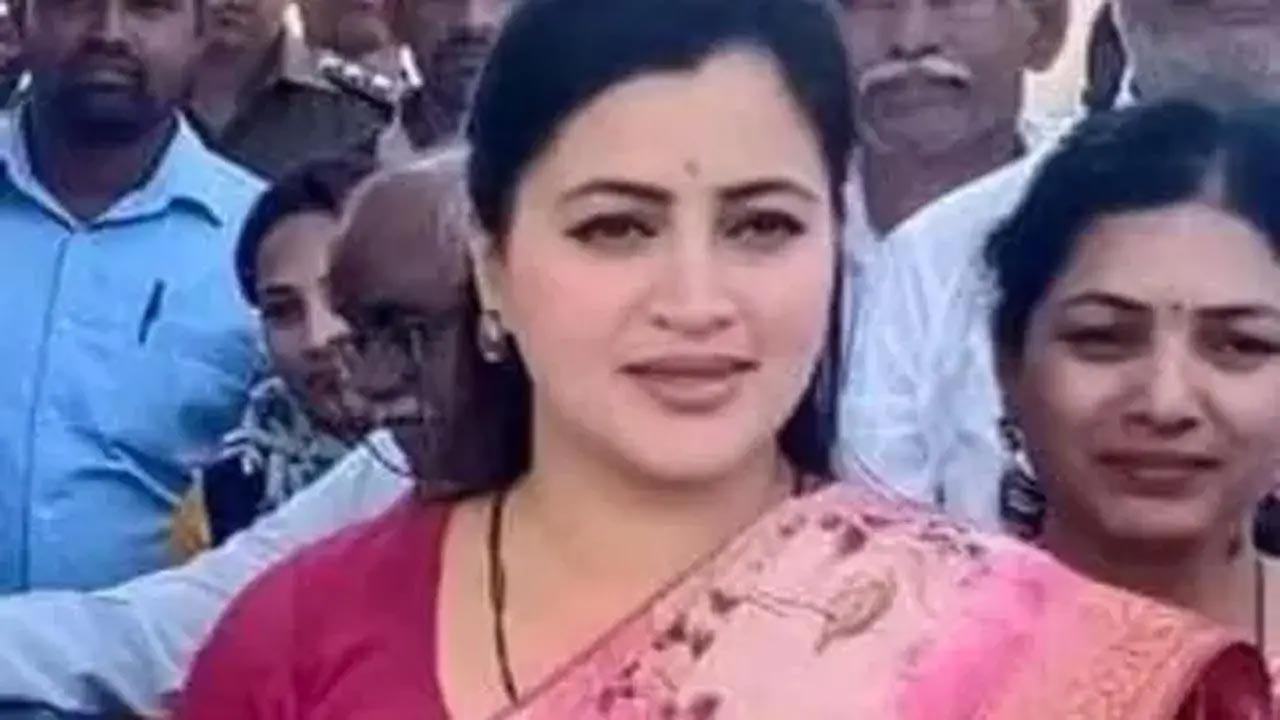 Mumbai court issues fresh non-bailable warrant against MP Navneet Rana, her father