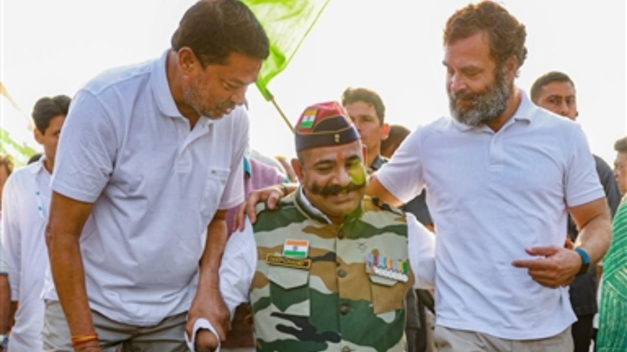 Rahul Gandhi with Kargil War hero Naik Deepchand and other supporters at the rally. Pic/PTI