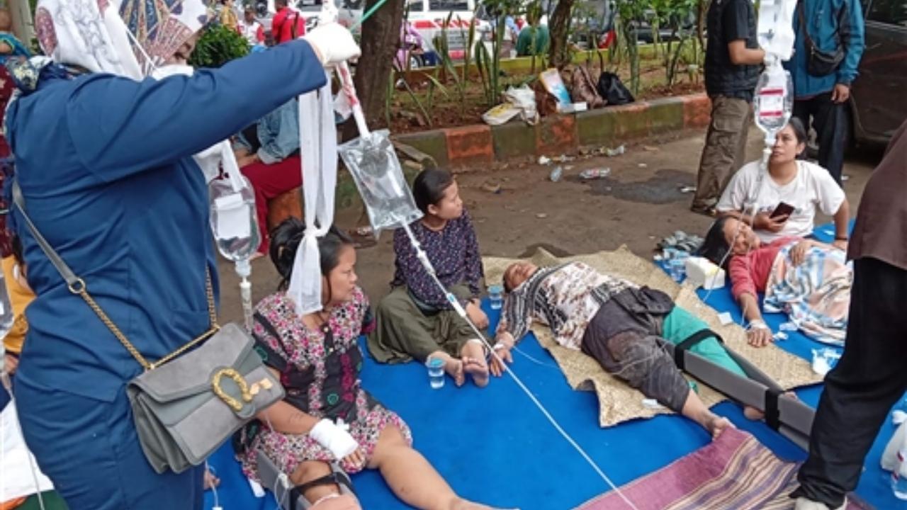 People injured during an earthquake receive medical treatment in a hospital parking lot in Cianjur, West Java, Indonesia Pic/PTI