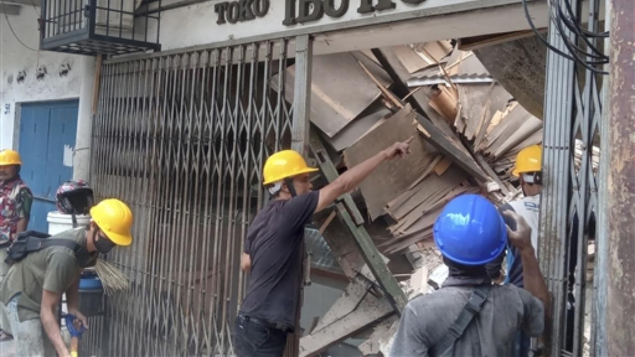 Monsoon rains force halt in Indonesia quake rescue efforts