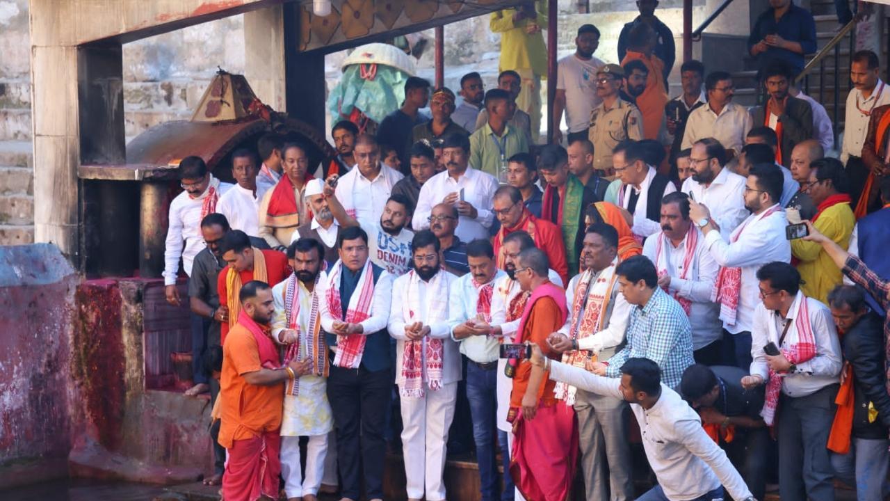 Maha CM Eknath Shinde, ministers pay obeisance to Goddess Kamakhya in Guwahati