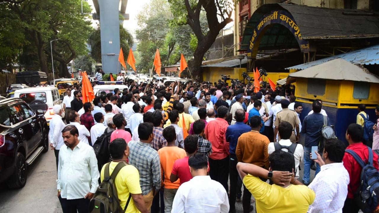 Shiv Sena supporters outside Arthur Road jail after special PMLA court granted bail to MP Sanjay Raut in the Patra Chawl redevelopment money laundering case Pic/ Shadab Khan