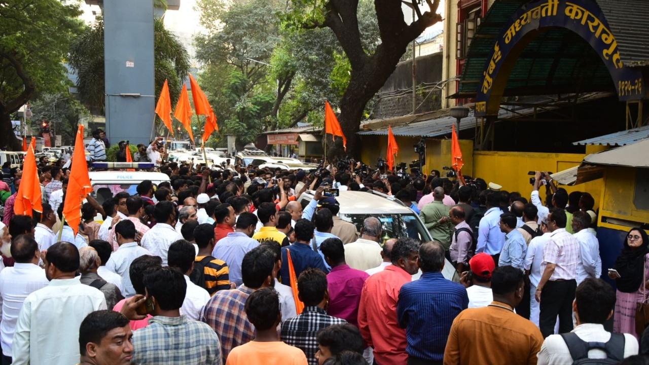 Shiv Sena supporters gather outside Arthur Road jail after special PMLA court granted bail to MP Sanjay Raut Pic/ Shadab Khan