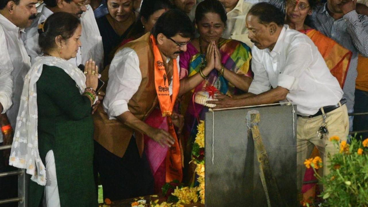 MP Sanjay Raut visits Balasaheb Thackeray memorial at Shivaji Park after stepping out of jail Pic/Ashish Rane