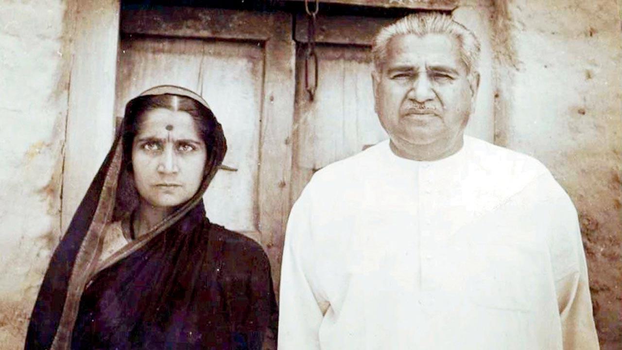 Hausabai Patil, a freedom fighter from Shenoli, with her father Nana Patil, who headed the parallel prati sarkar government in Satara, from 1943 to 1946, and later represented Beed as a  parliamentarian