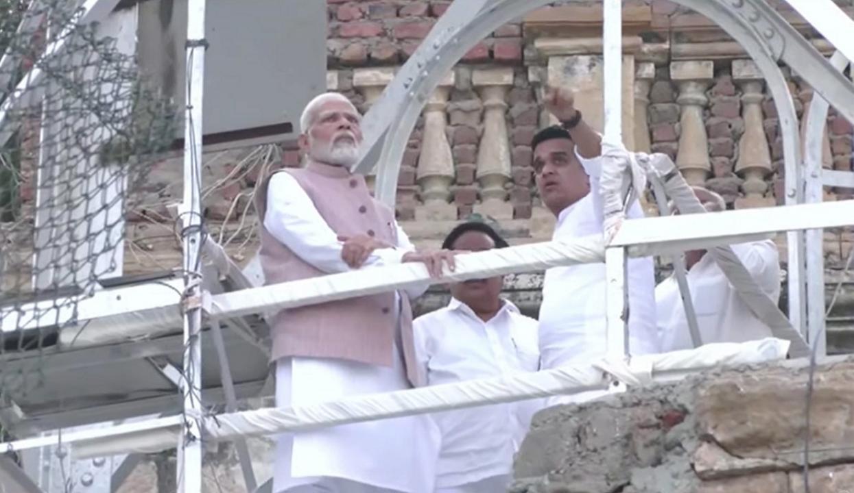 PM Modi visits Morbi bridge collapse site