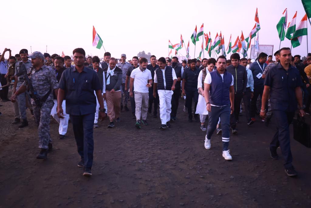 Congress workers raised slogans in support of Rahul Gandhi and his sister and tried to come close to them, but police were seen making hectic efforts to prevent them from doing so. (Pic/Pallav Paliwal)