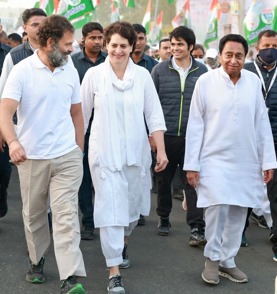 Police personnel on both sides of the road held ropes as part of the security to Rahul Gandhi. (Pic/Pallav Paliwal)