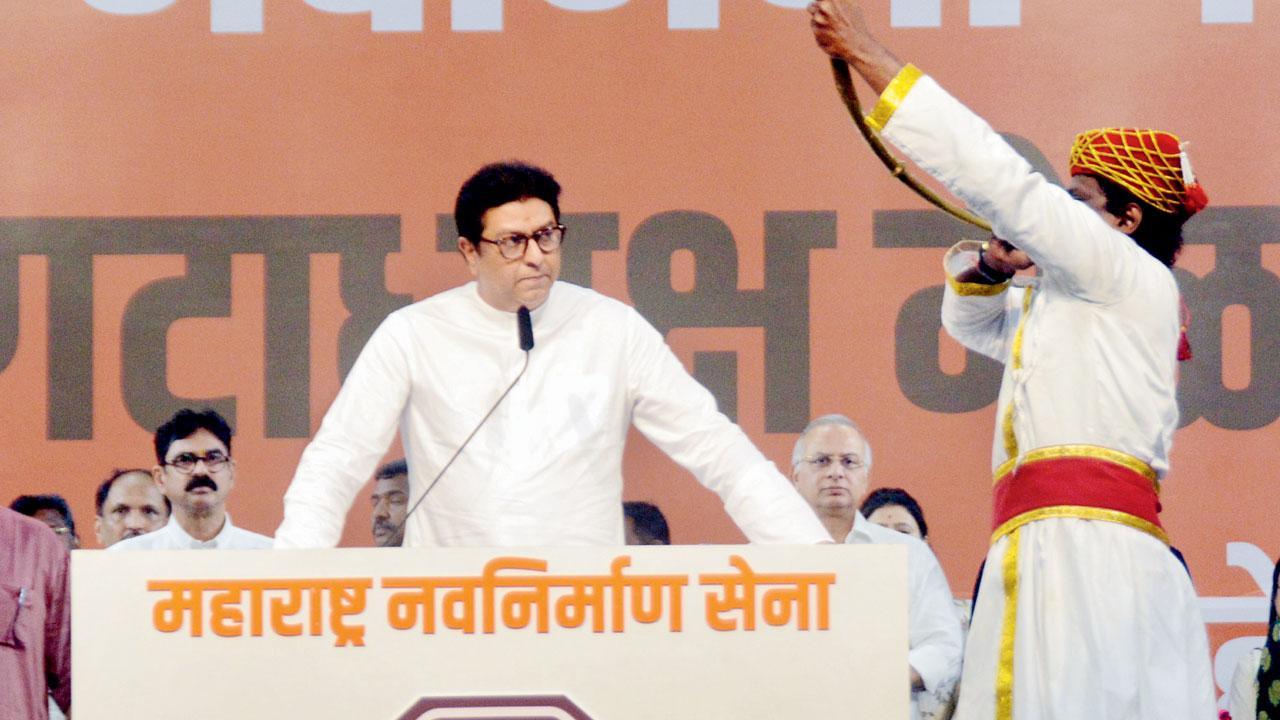 Mumbai: Raj Thackeray goes all guns blazing, spares UP