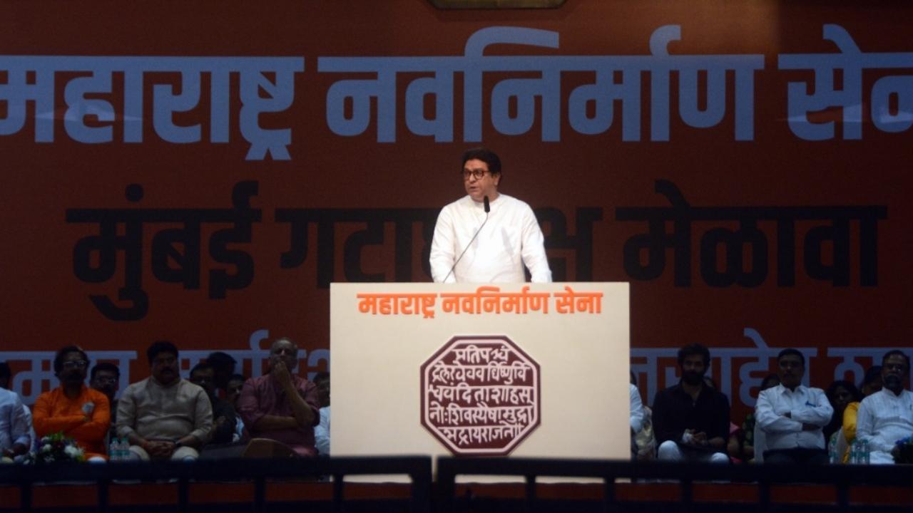 Raj Thackreay addressed MNS workers on Sunday. Pics/Satej Shinde.