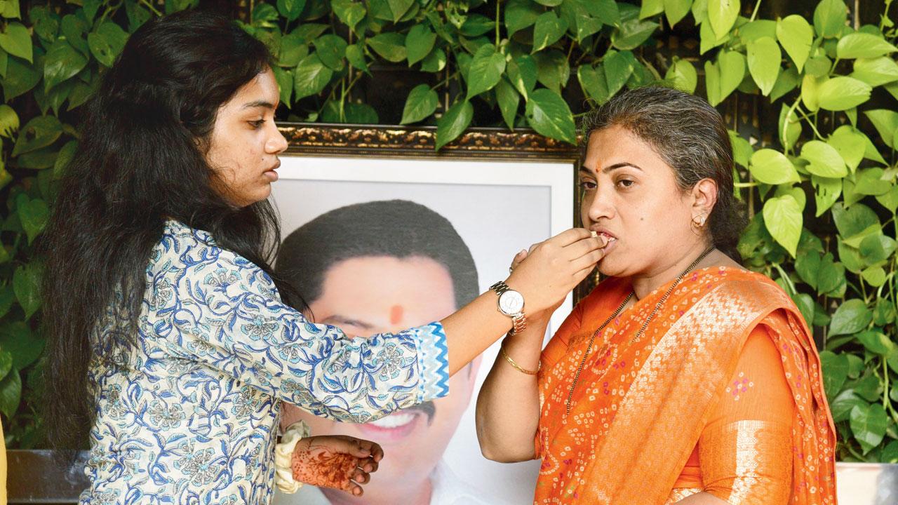 Rutuja Latke’s daughter Bhargavi congratulates her mother after her victory in the Andheri East bypoll, on Sunday. Pic/Rane Ashish