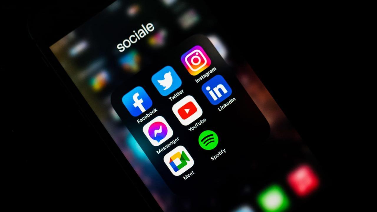 What is smmfollows.com?