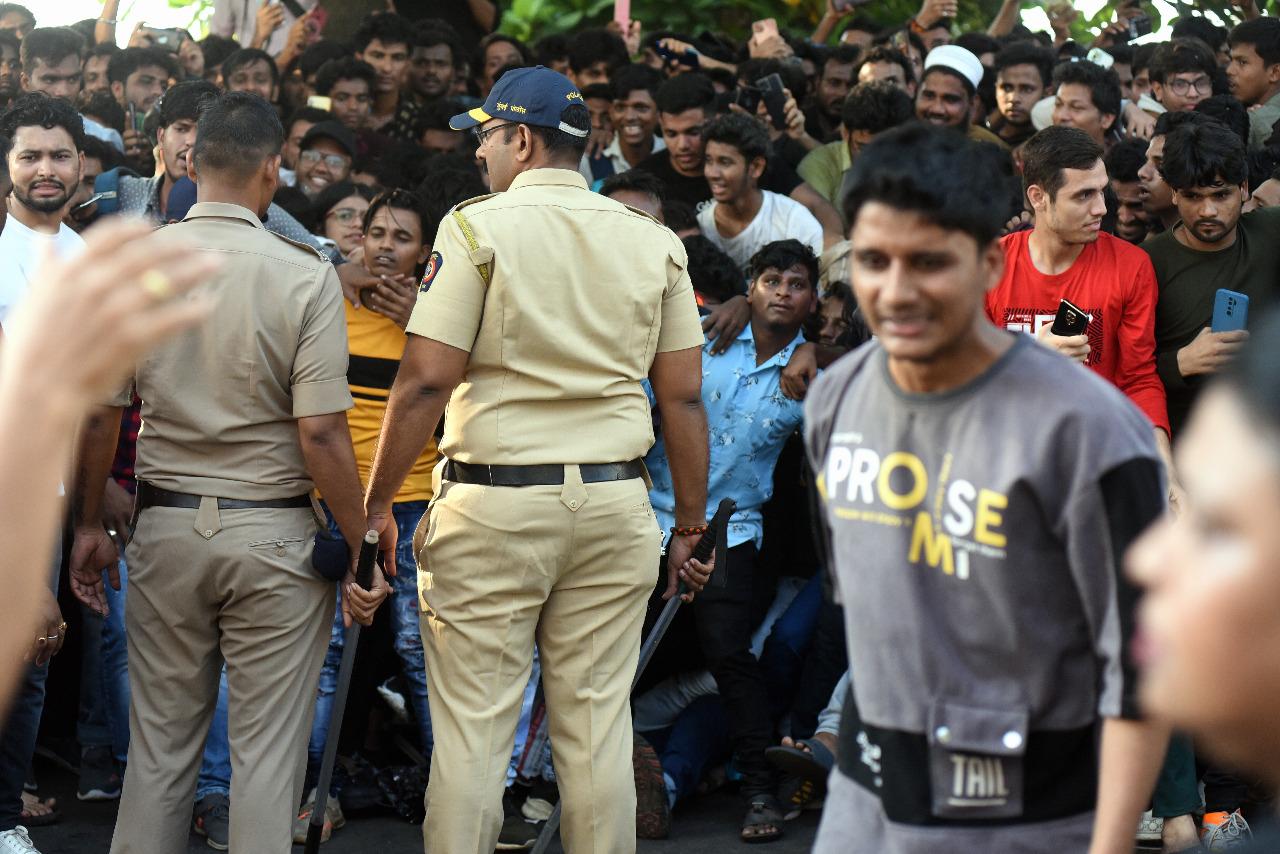 Such was the crowd that police had to take stock of the situation to and avoid any untoward incident. On Wednesday evening, Khan stepped out in an all-white outfit to greet his fans, making the hours of wait, worth it