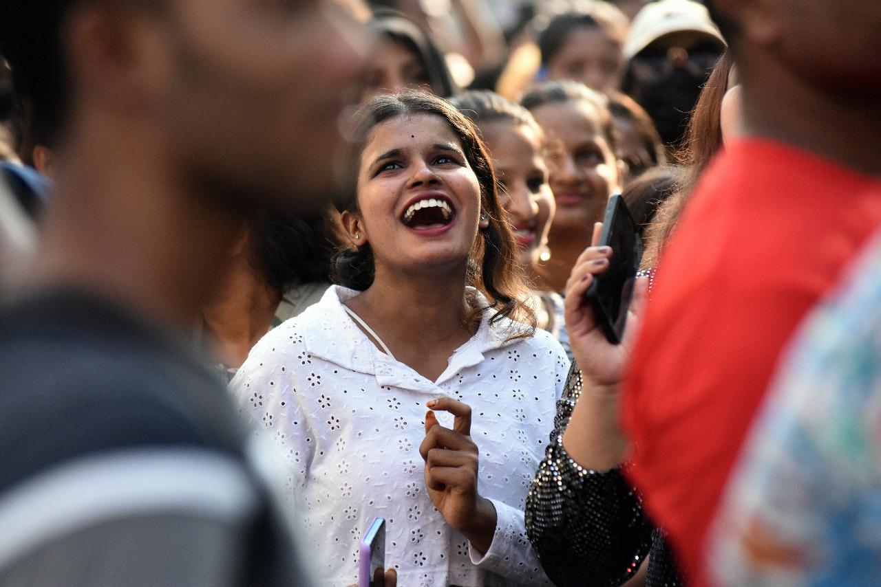Screams of the superstar's name could be heard outside his residence as people gathered outside Mannat in large numbers to wish their favourite star a happy birthday