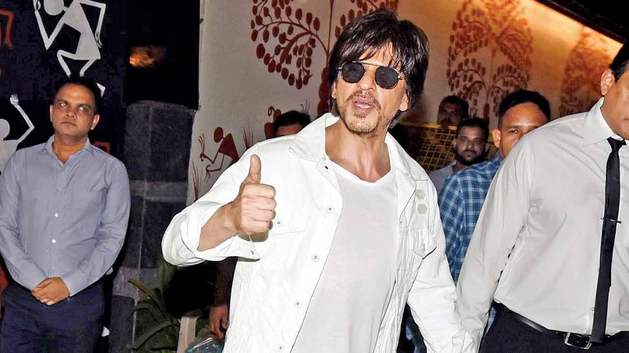 Shah Rukh Khan and team stopped at Mumbai international airport