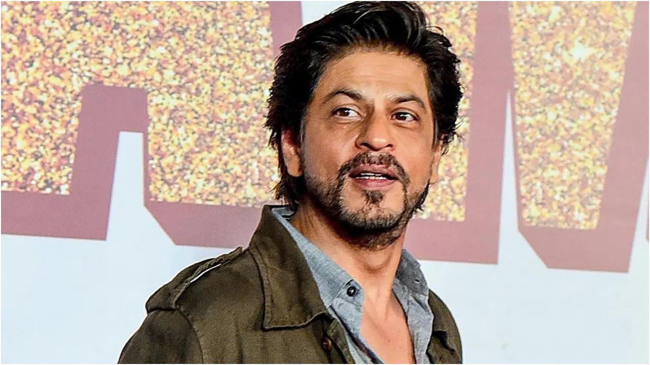 Shah Rukh Khan greets fans at midnight