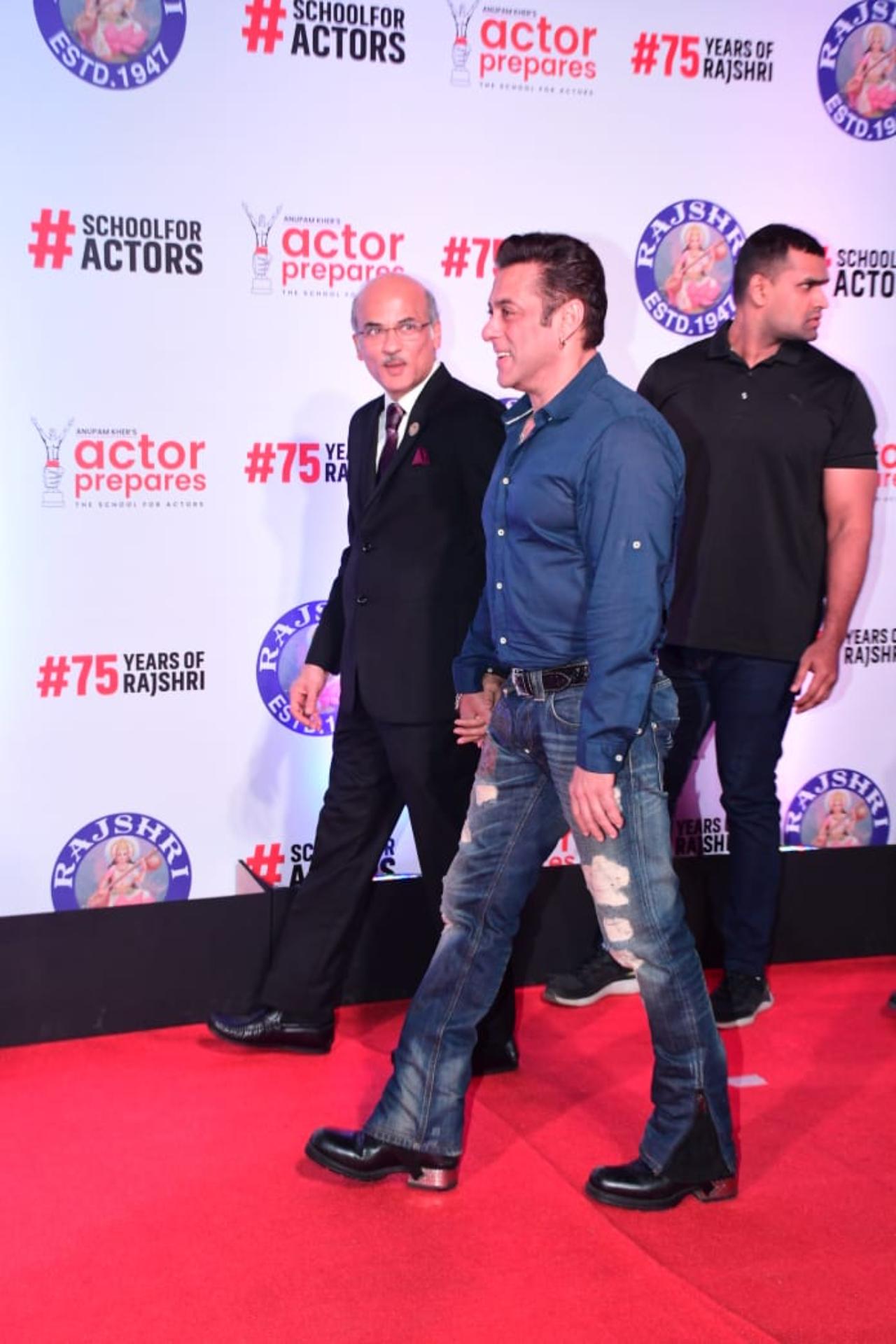 Salman Khan walked hand-in-hand with ace filmmaker Sooraj Barjatya on the red carpet of the premiere of Uunchai. The film which was released on November 11 is the latest directorial by Barjatya. The film stars Amitabh Bachchan, Parineeti Chopra, Neena Gupta, Boman Irani, and Anupam Kher