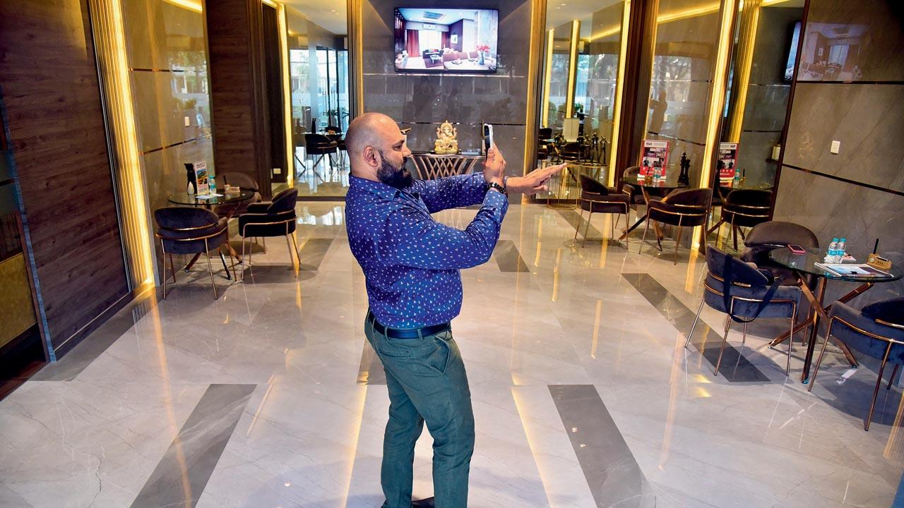 Realtor Rafique Merchant makes a video of a luxury property at Matunga for his Instagram and YouTube channels. Jordaar, jabardast and aflatoon are his favourite catch phrases to describe a property. Pic/Shadab Khan