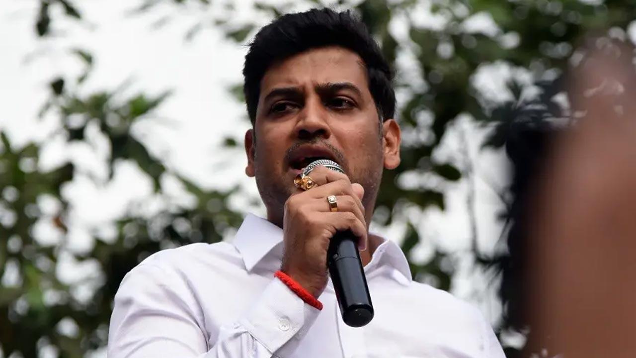 Maharashtra CM's MP son fires veiled barbs at Uddhav, Aaditya over visit to farmers