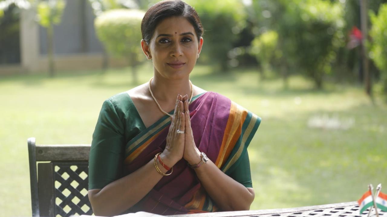 Sonali Kulkarni plays chief minister in Suniel Shetty-led series `Dharavi Bank`
