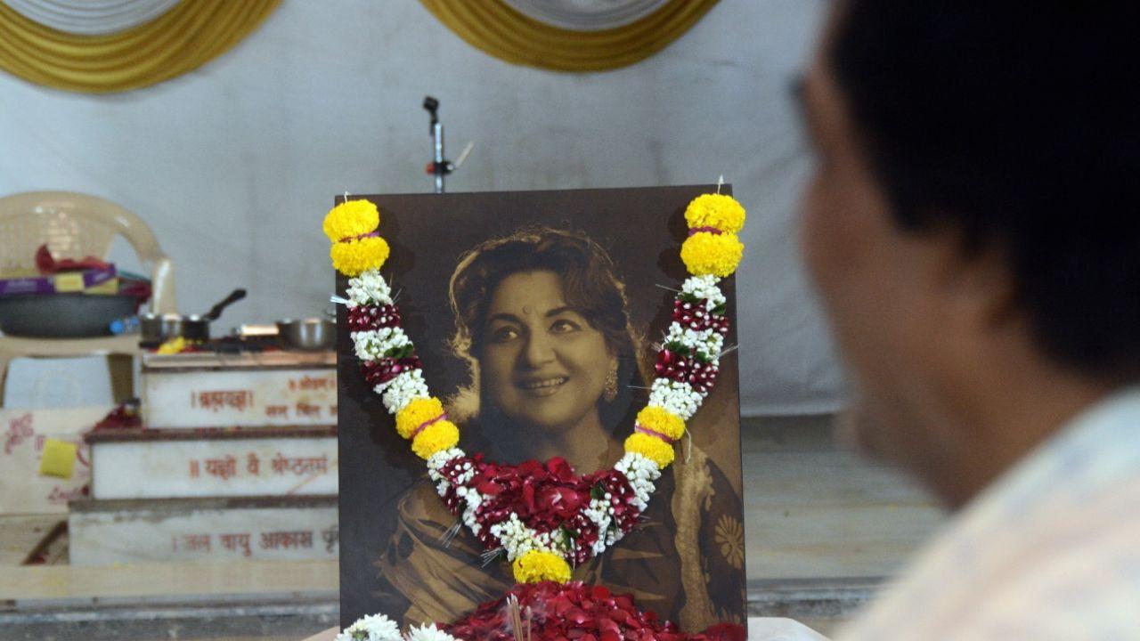 The prayer meet of late Tabassum Govil was held at Arya Samaj, Santacruz in Mumbai. 