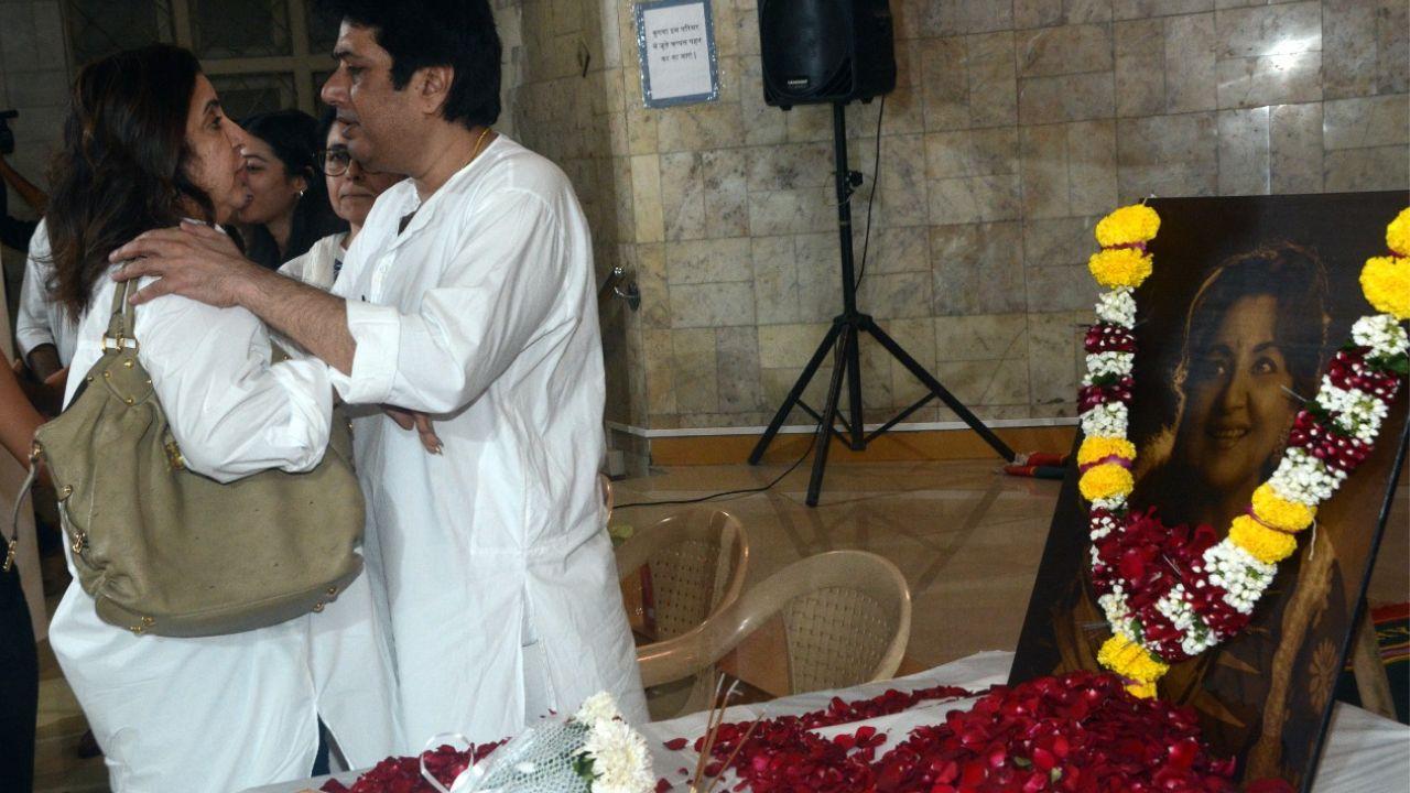 Farah Khan is seen offering her condolences to the the late Tabassum's son Hoshang Govil. 
