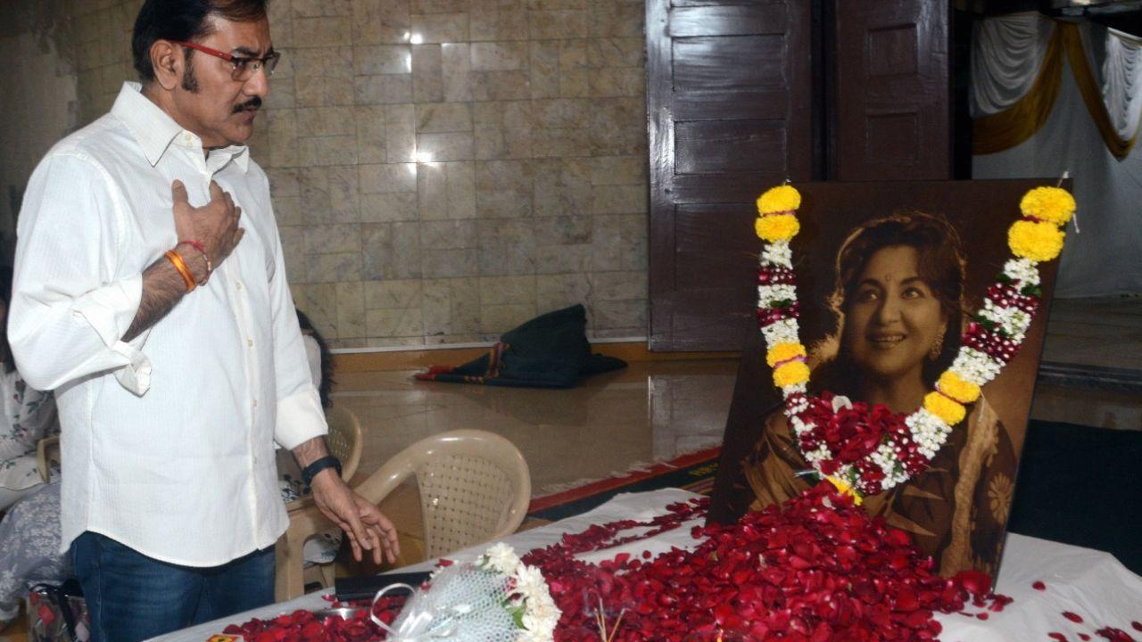 Singer Sudesh Bhosale too had come for the late Tabassum’s prayer meet. 