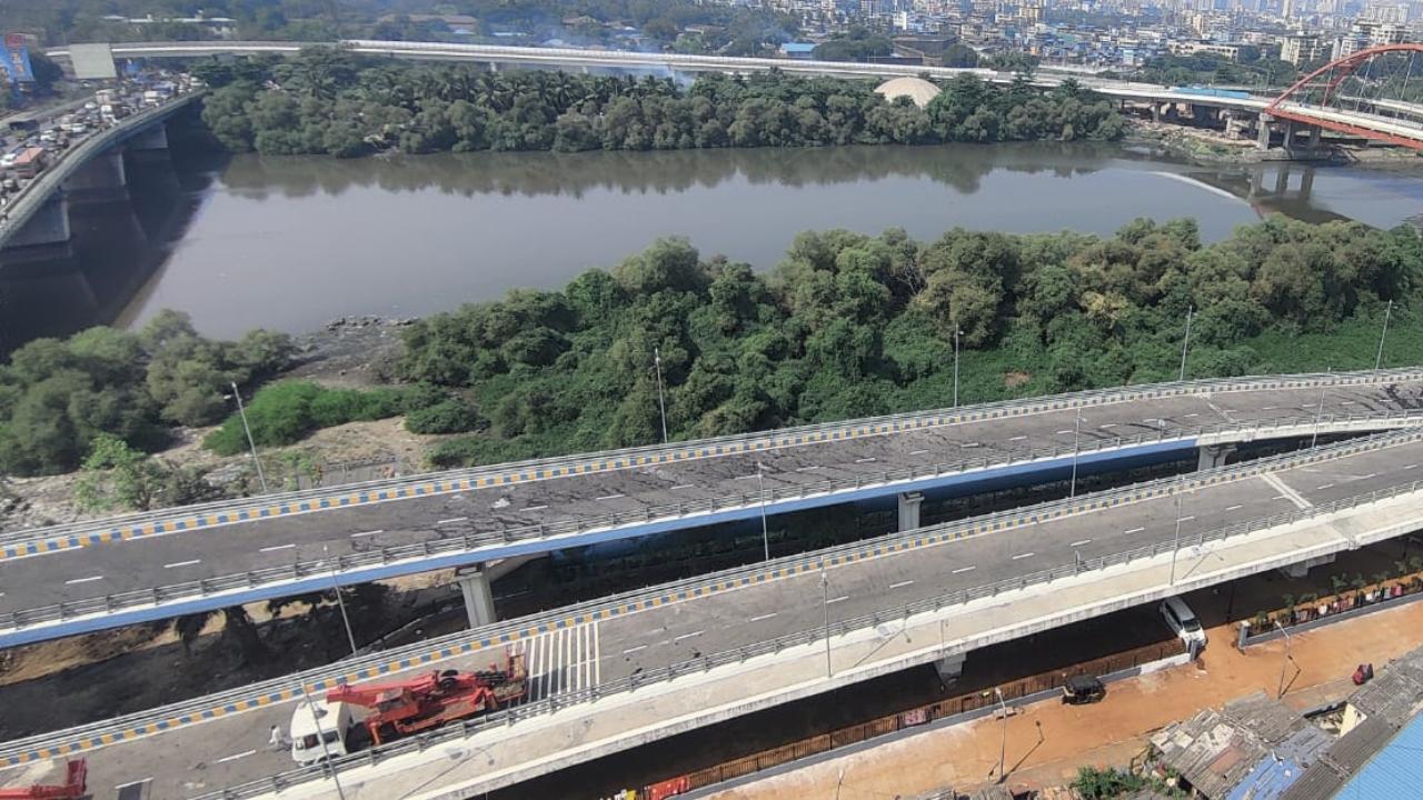 He said that his government was committed to resolving the traffic problems in the city.