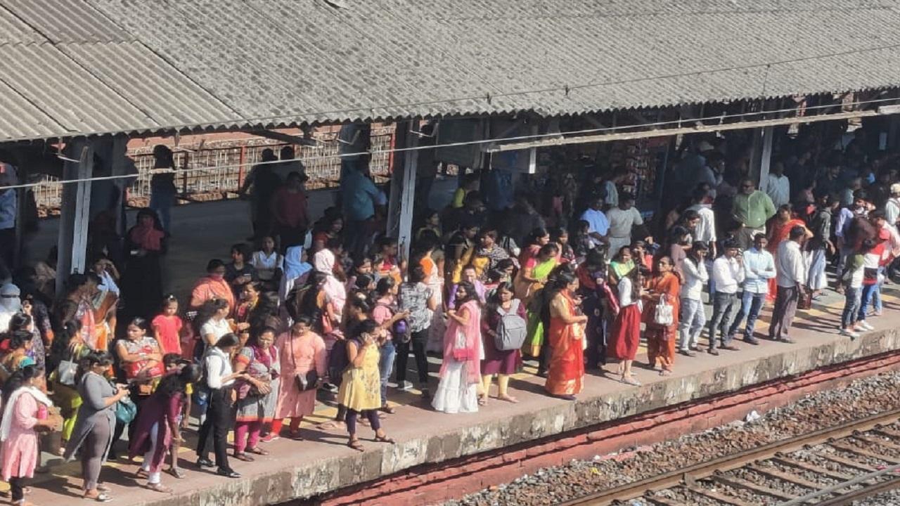Passengers awaiting for train at Thane station. Pic/Sameer Markande