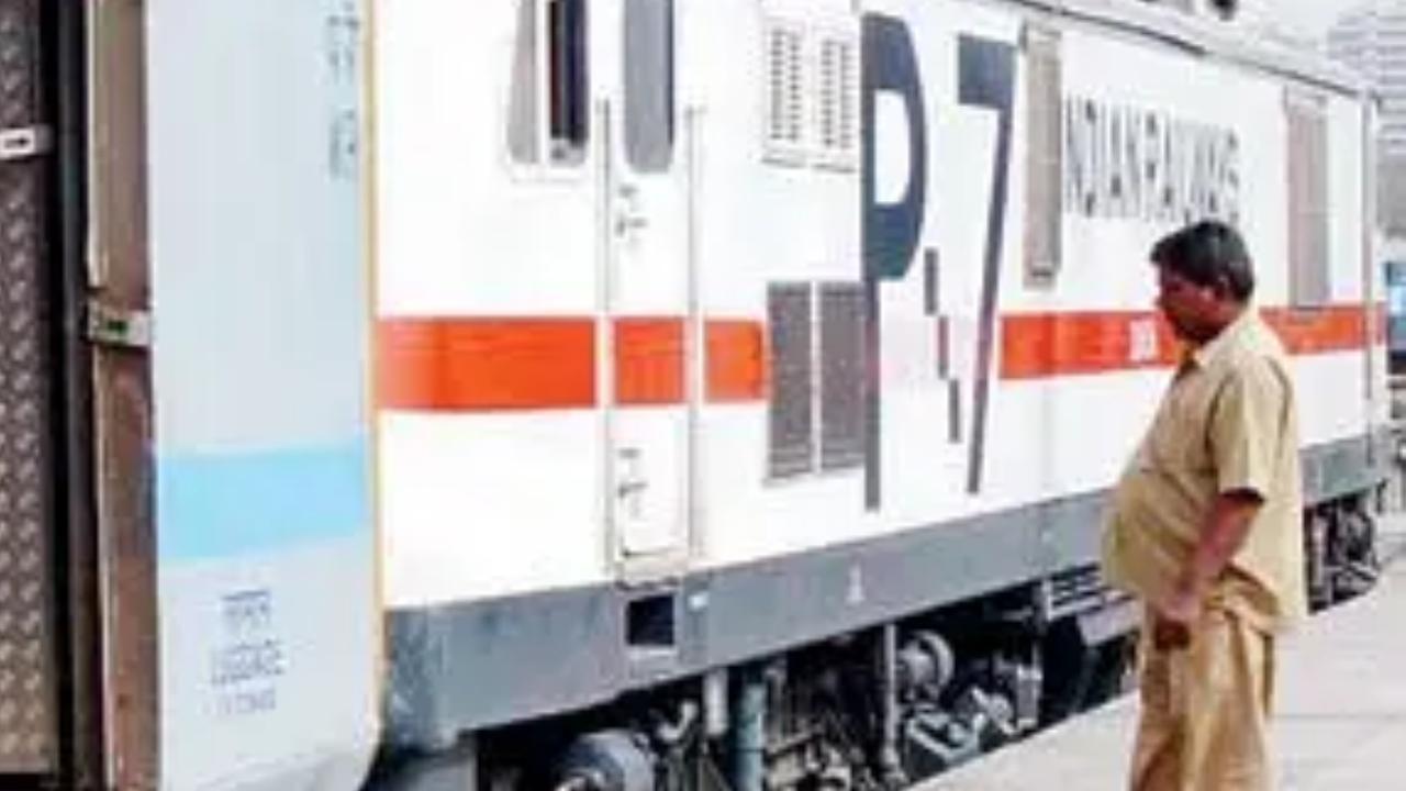 Andhra Pradesh: Smoke on Duronto Express in near Chittoor triggers panic