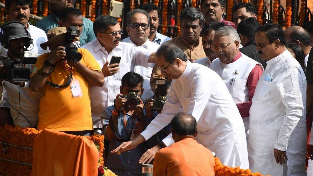Uddhav, Shiv Sena leaders pay tributes to Bal Thackeray on his death anniversary