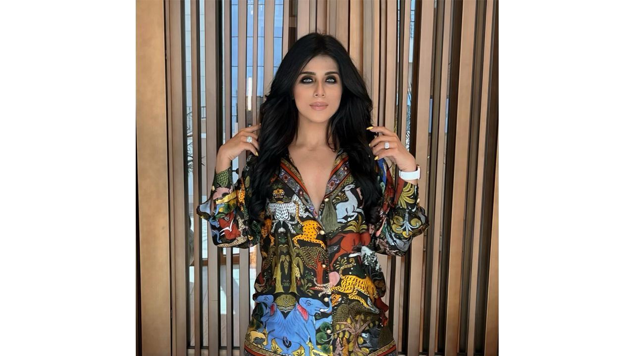 Zinobia Mistry causes waves on social media with her blazing glam game